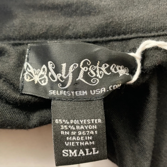 Self Esteem Open Back Shirt. Diamond shape embellishments. Pyramid shaped button - Picture 4 of 5